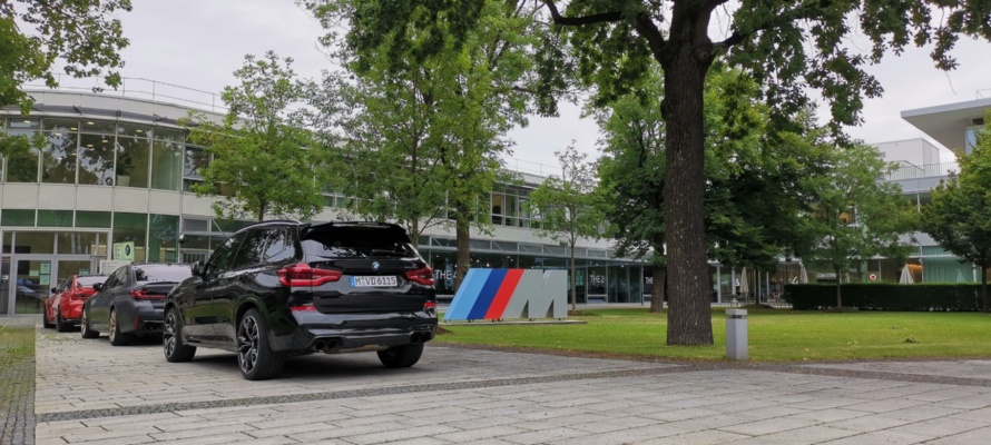 BMW-M Drive Tour 2021 Town Muenchen BMW M Verkaufsraum Fahrzeug und Skulptur