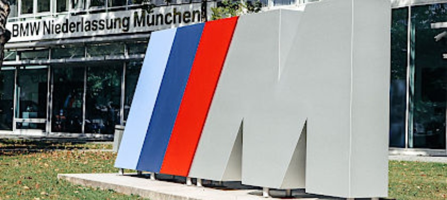 BMW-M-Town-Muenchen M Logo Skulpur